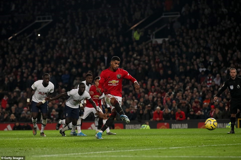 Rashford hoàn tất cú đúp. Ảnh: Getty, PA & Daily Mail.