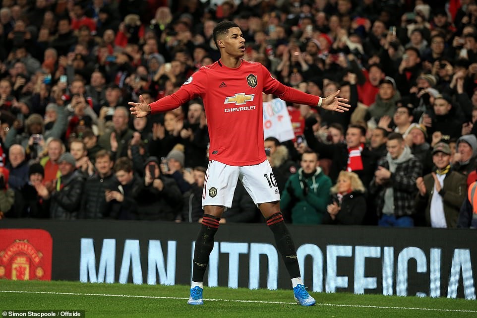 Siêu phẩm của Rashford. Ảnh: Daily Mail & Offside.
