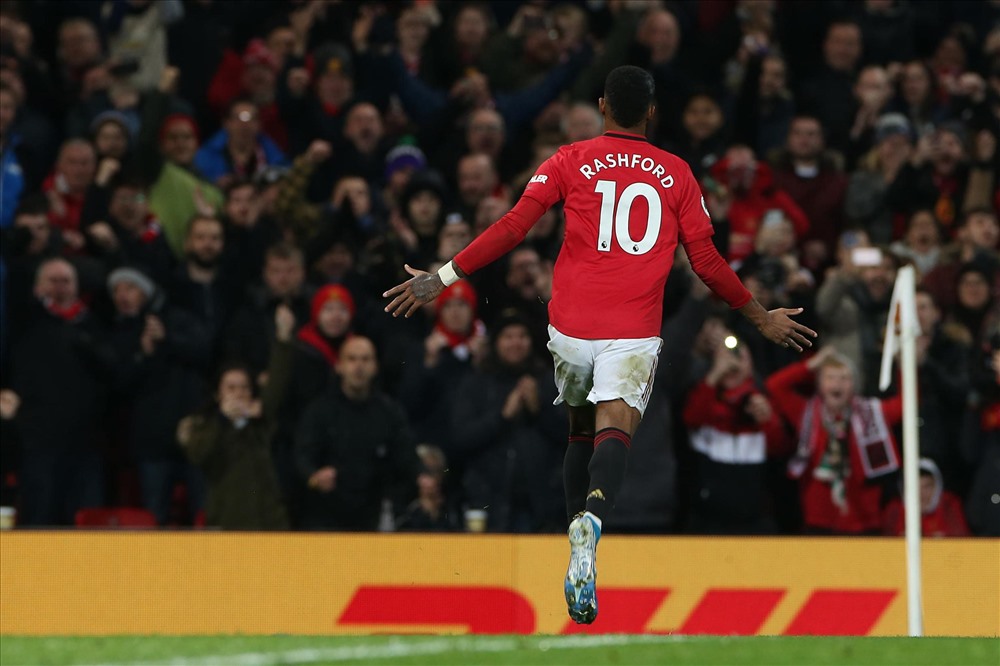 Rashford đã tự tay đả bại Spurs. Ảnh: Evening Standard.