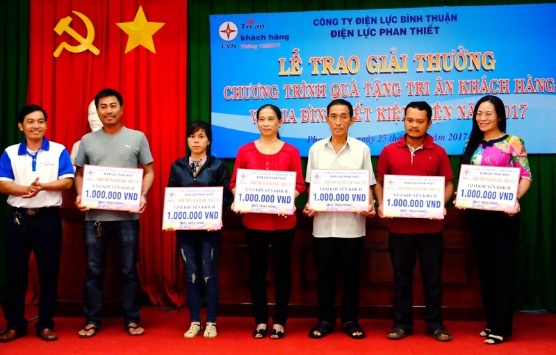 Khách hàng có cơ hội nhận quà tại các tất cả các điện lực địa phương thuộc EVN SPC khi thanh toán tiền điện