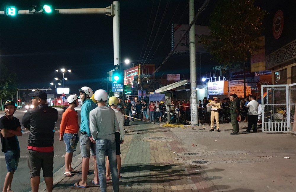 Công an khám nghiệm hiện trường vụ thiếu niên tông cột điện tử vong. Ảnh: TH