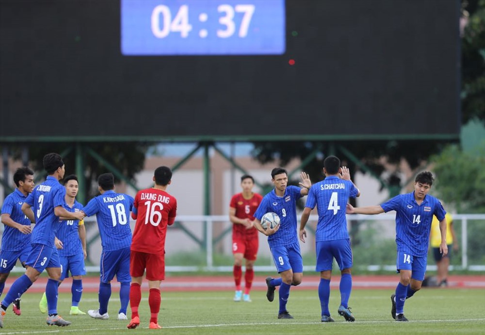 U22 Thái Lan có bàn thắng mở tỷ số nhờ sai lầm của Văn Toản. Ảnh: D.P