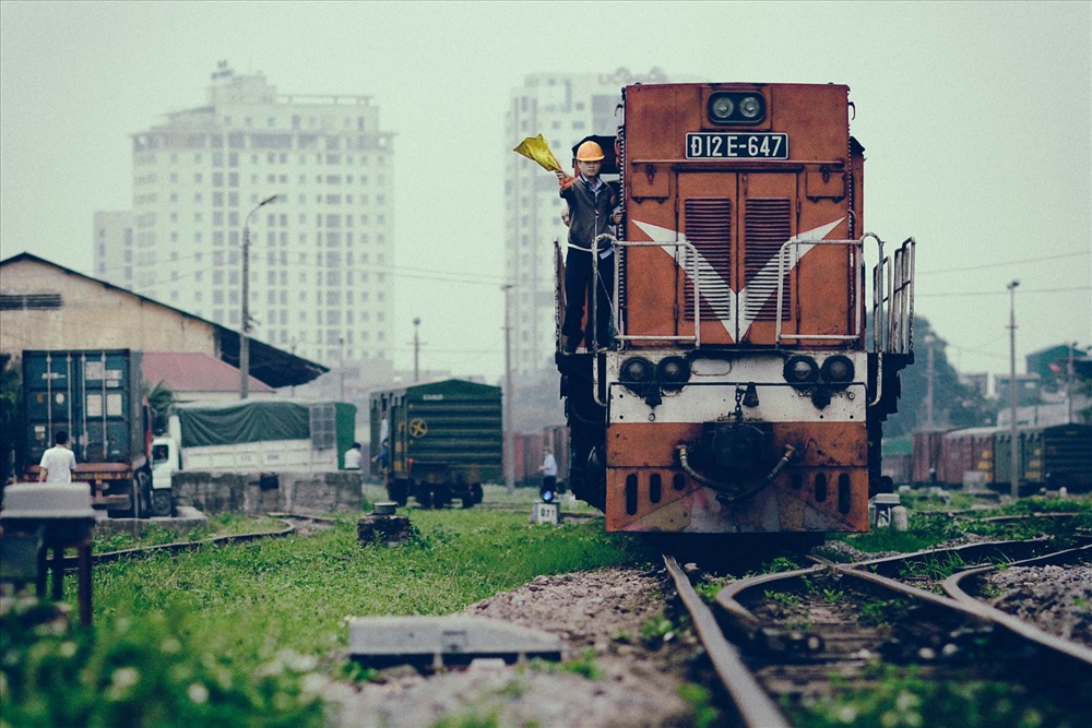 Đưa tàu về bãi tại ga Giáp Bát, Hà Nội. Ảnh: Dương Quốc Bình.