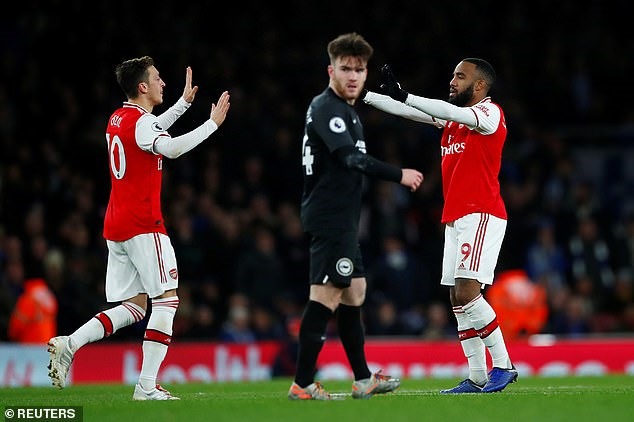 Chính Ozil đã ăn mừng với Lacazette khi tiền đạo này gỡ hòa 1-1. Ảnh: Reuters.