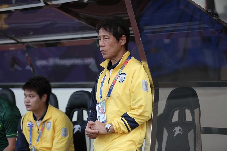 CĐV Thái Lan đang hết kiên nhẫn với ông thầy “hàng hiệu” Akira Nishino. Ảnh: D.P