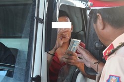 Tạm đình chỉ công tác 2 sếp CSGT Đồng Nai bị tố "bảo kê" xe quá tải