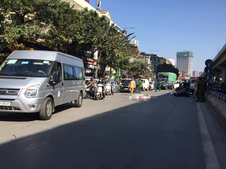 Vụ va chạm với xe tải khiến 2 người đi xe máy tử vong thương tâm. Ảnh: NN