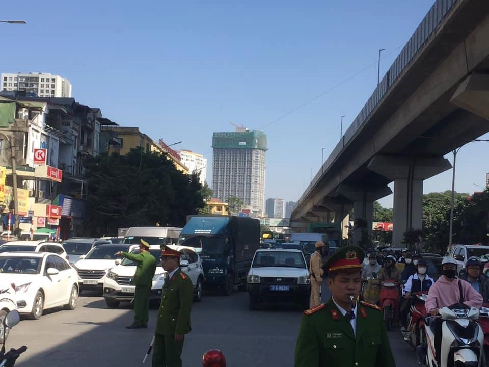 Lực lượng chức năng phân luồng giao thông.