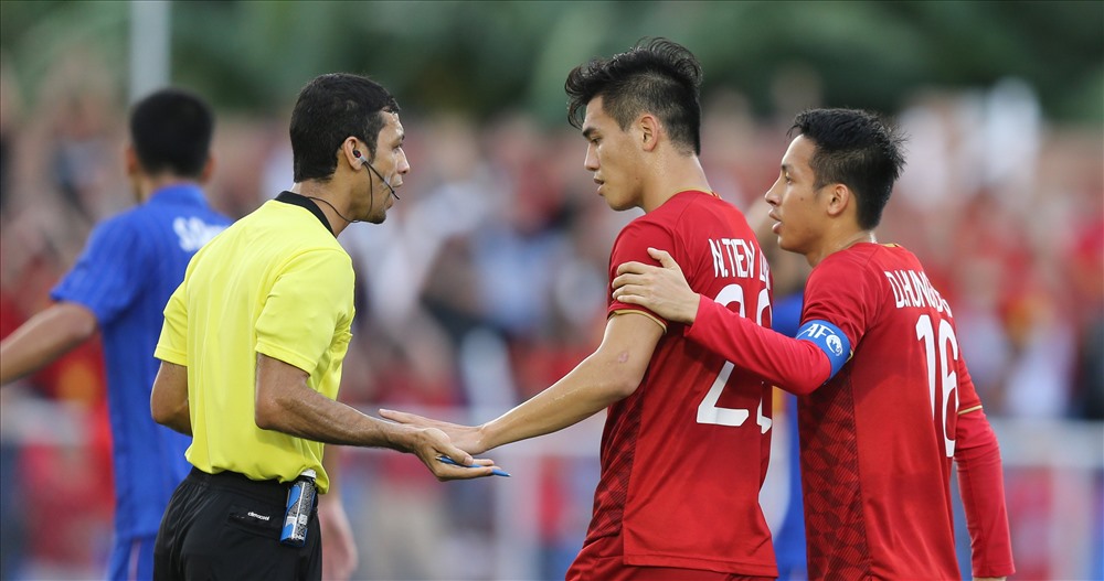 Quả 11m trọng tài thổi và Tiến Linh thực hiện lại thành bàn giúp U22 Việt Nam gỡ hòa 2-2. Ảnh: D.P