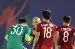 HLV Park Hang-seo động viên Văn Toản sau trận hòa nghẹt thở U22 Thái Lan
