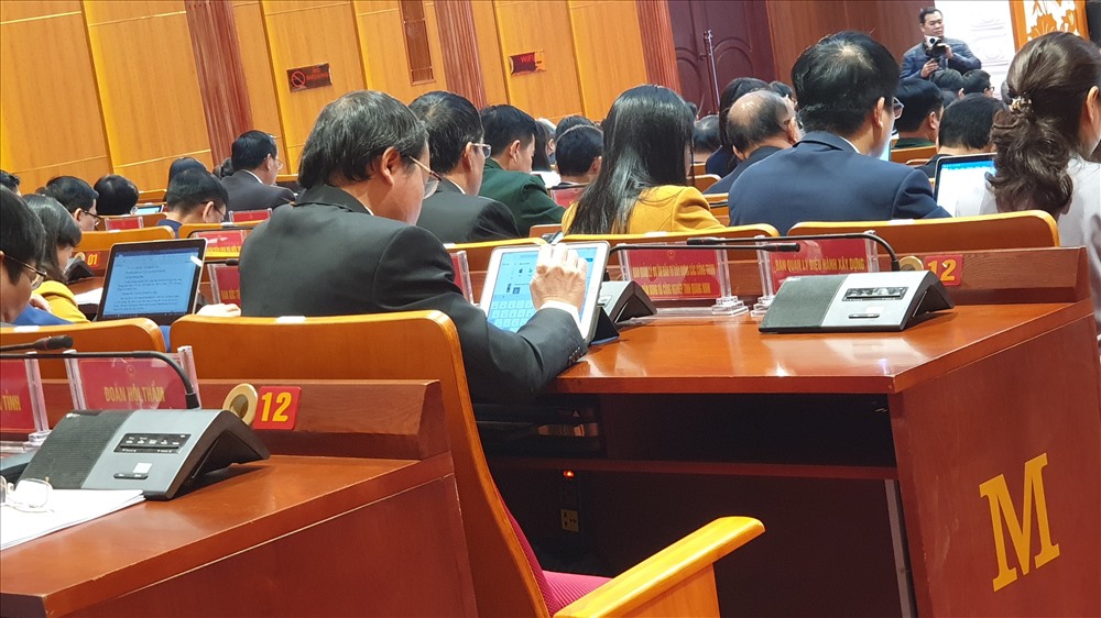Việc tra cứu thông tin, tài liệu qua Ipad không chỉ thuận tiện cho các đại biểu mà còn giúp giảm chi phí, công sức in ấn. Ảnh: Nguyễn Hùng