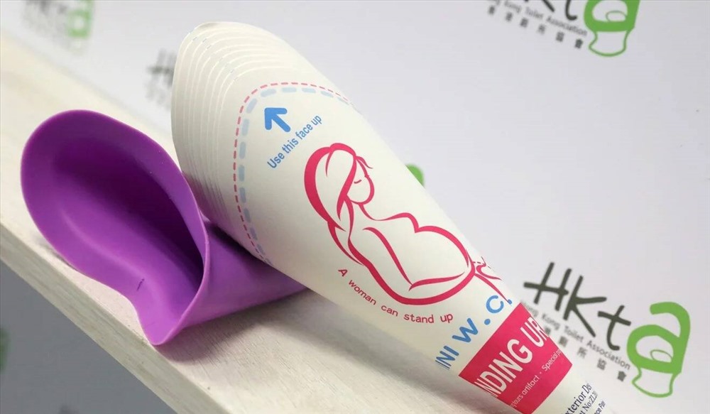 Các phễu tiểu đứng bằng giấy sử dụng một lần là phương án giúp giảm thời gian chờ đợi lâu ở các nhà vệ sinh công cộng dành cho nữ giới ở Hong Kong. Ảnh: South China Moring Post.