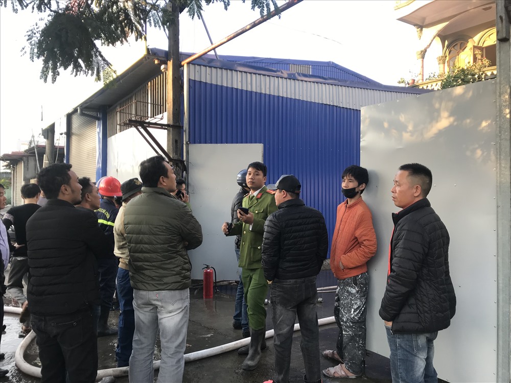 Người dân xung quanh hoang mang kể lại thời điểm phát hiện đám cháy kèm nhiều tiếng nổ lớn. Ảnh Mai Dung