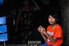 "Con muốn học chữ, để dì con bớt khổ"
