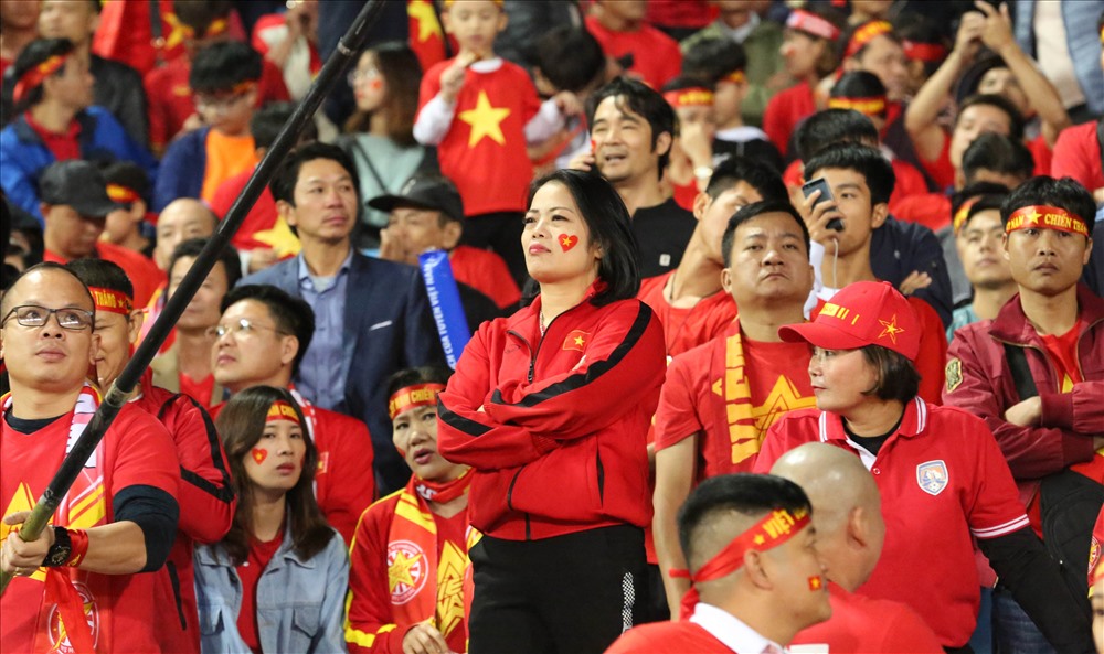 Đội tuyển nữ cần nhiều hơn nữa những cổ động viên hết lòng như chị Thúy để những khán đài bớt đi sự cô đơn. Ảnh: HOÀI THU