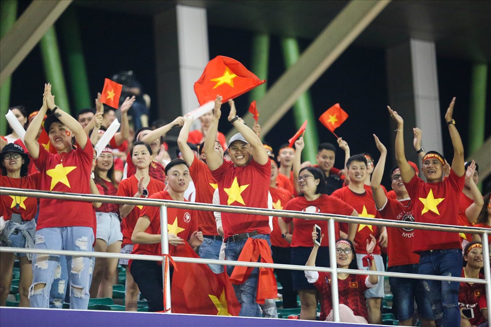 Thi đấu ở nước ngoài thì số lượng cổ động viên tới cổ vũ đội tuyển quốc gia lại càng ít. Ảnh: HOÀI THU