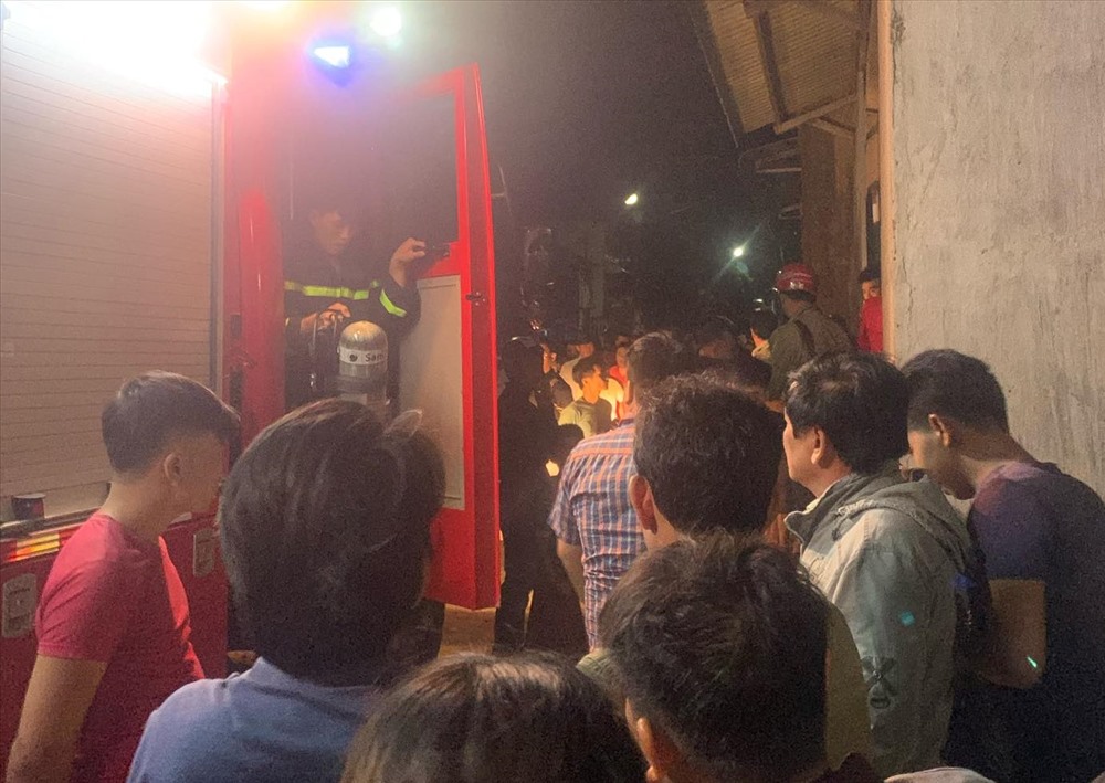 Lực lượng cứu hộ đưa bình khí lặn giải cứu nạn nhân dưới giếng sâu. Ảnh: ĐT