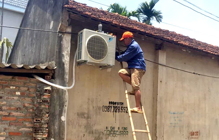 Vừa bị chấm dứt hợp đồng sau 18 năm nay đi dạy, thầy Phùng Đức Tăng (Ba Vì) đi sửa chữa điều hòa thuê cho một cửa hàng kinh doanh.