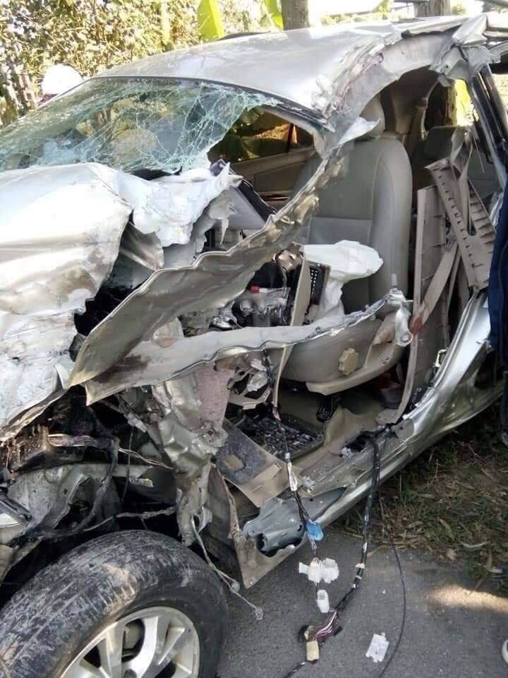 Phần đầu xe innova bị xé toang.
