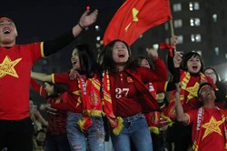 Niềm vui của cổ động viên trong trận U22 Việt Nam thắng U22 Campuchia