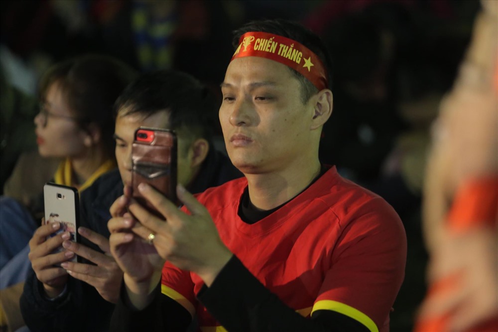 Nhiều cổ động viên đã tranh thủ chụp cho mình những tấm hình để lưu lại khoảng khắc ăn mừng. Ảnh: Phạm Đông
