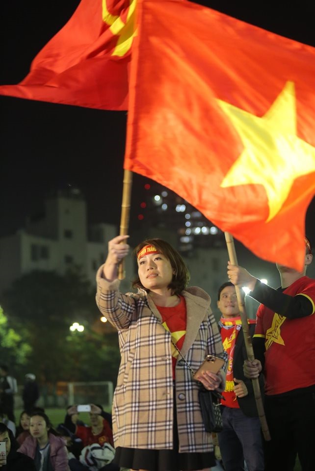 Thái Quý treo bóng từ cánh phải, Đức Chinh băng vào đánh đầu dũng mãnh tung lưới U22 Campuchia, nâng tỷ số lên 3-0. Cổ động viên lại một nữa lại được ăn mừng khi kết thúc hiệp 1 tỷ số đã là 3-0 cho thầy trò