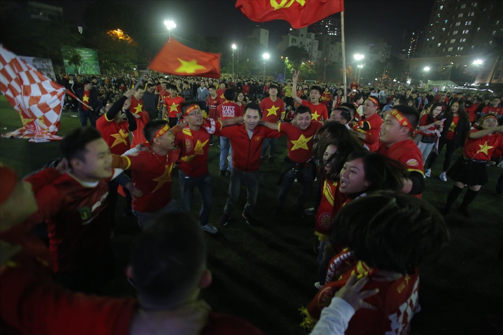 Đến phút thứ 68, từ quả phạt góc bên cánh trái, Đức Chinh ra chân rất nhanh làm bóng đối hướng trước khi khẽ chạm người hậu vệ U22 Campuchia bật vào lưới. Tiền đạo mang áo số 9 của U22 Việt Nam đã hoàn tất cú hattrick từ rất sớm. Ảnh: P.Đ
