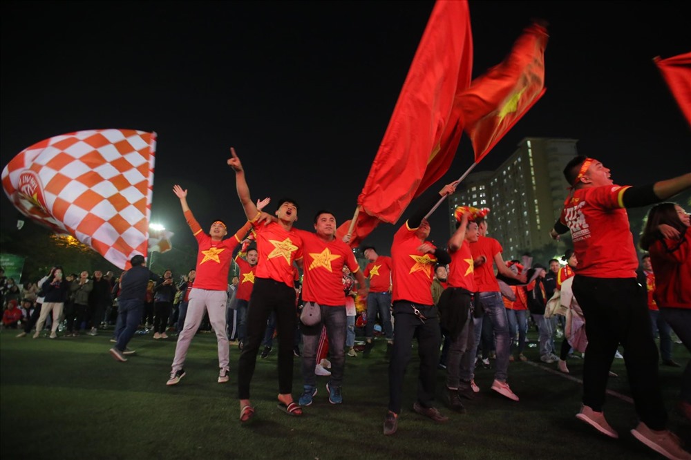 Thái Quý treo bóng từ cánh phải, Đức Chinh băng vào đánh đầu dũng mãnh tung lưới U22 Campuchia, nâng tỷ số lên 3-0. Cổ động viên lại một nữa lại được ăn mừng khi kết thúc hiệp 1 tỷ số đã là 3-0 cho thầy trò