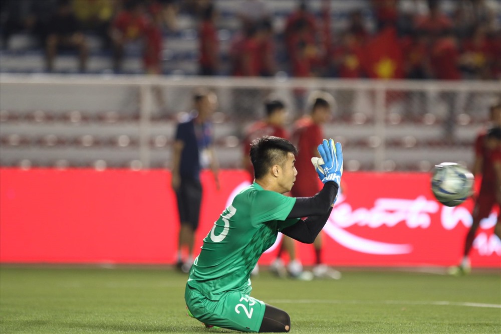 Thủ thành Văn Toản từ chối bàn thắng danh dự của U22 Campuchia khi cản phá cú sút 11m của Keo Sokpheng ở cuối trận. Ảnh: H.P