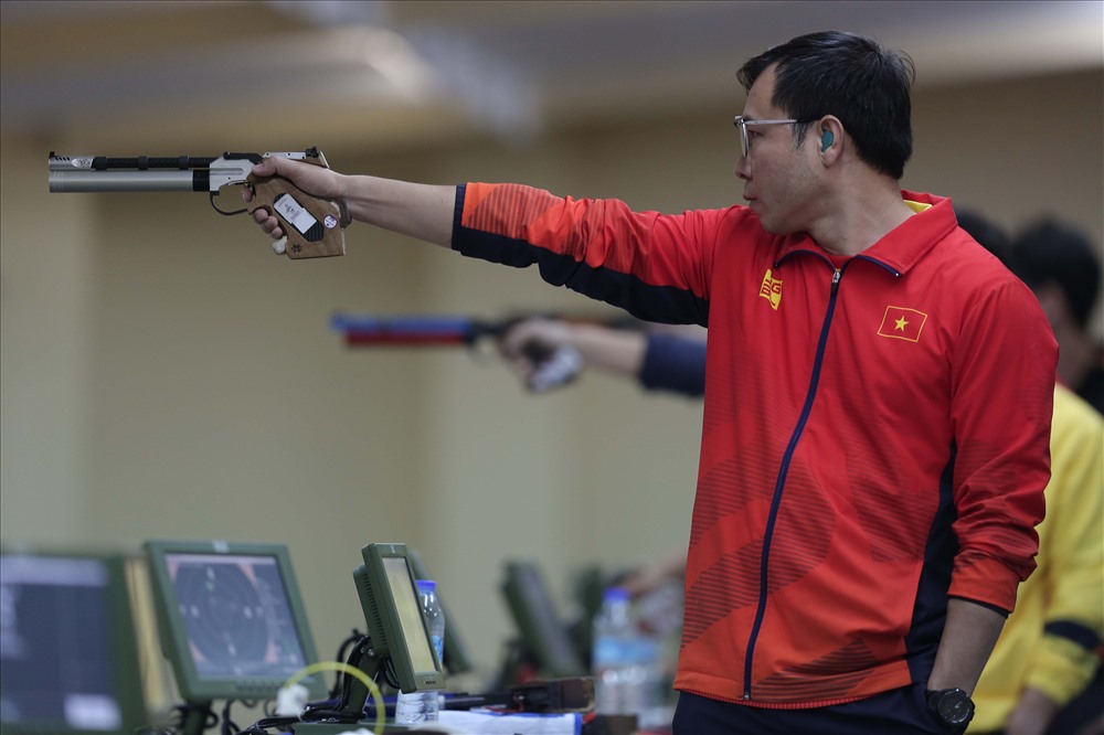 Xạ thủ Hoàng Xuân Vinh vuột mất tấm Huy chương Vàng ở nội dung sở trường 10m súng hơi nam. Ảnh: D.P