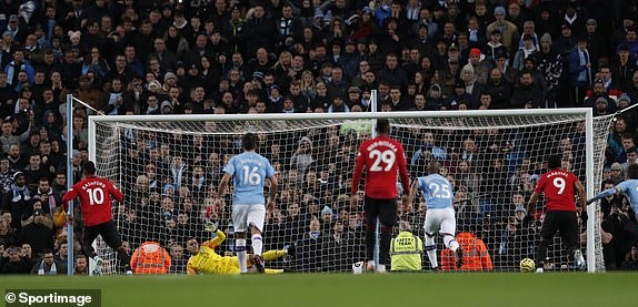Tình huống mở điểm của Rashford. Ảnh: Getty & Reuters.