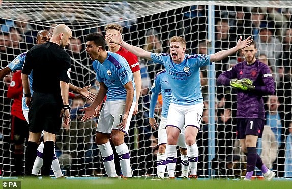 Man City rất xui xẻo với VAR và trong nhiều tình huống ngon ăn. Ảnh: PA.