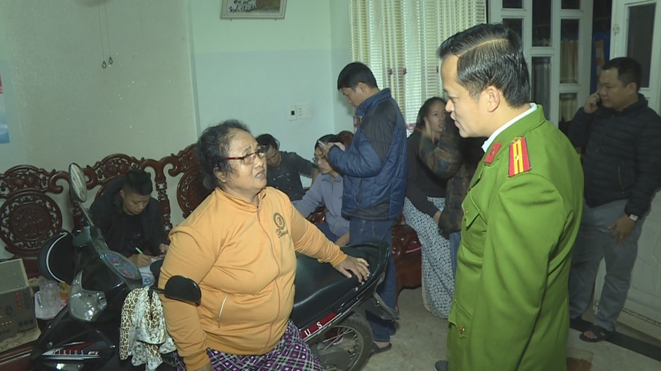 Lực lượng chức năng tiến hành lấy lời khai các đối tượng. Ảnh; P.V