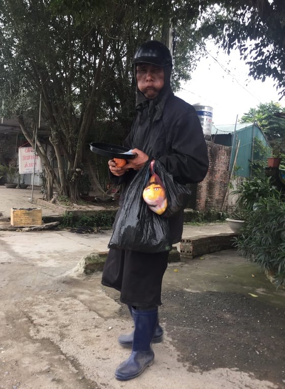 Người này có hình dáng kì quái.
