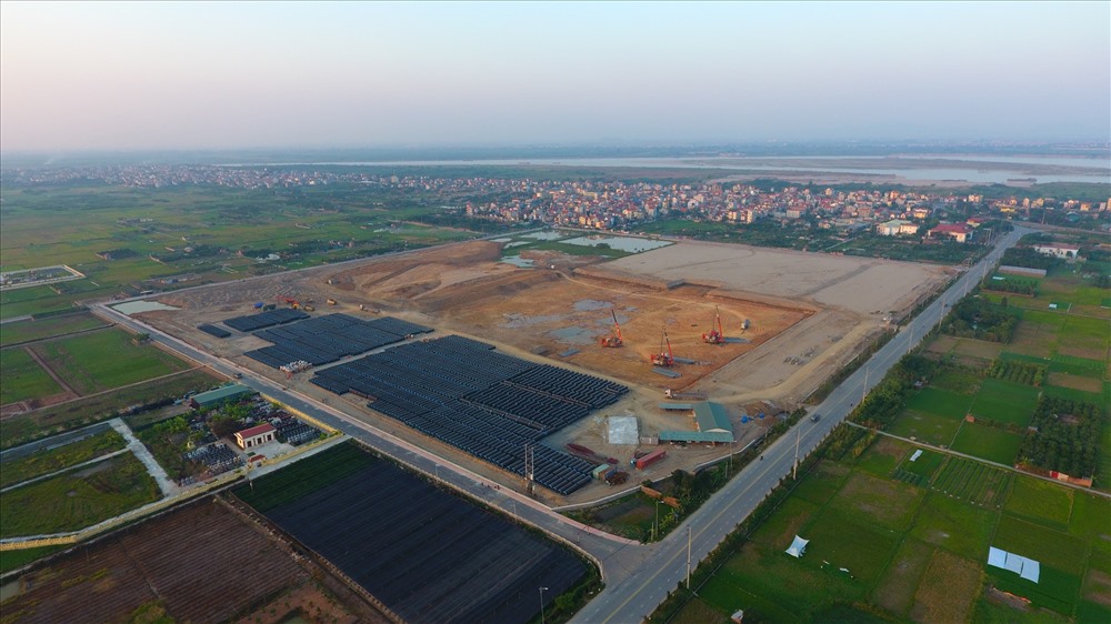 Dự án nhà máy nước mặt sông Hồng được Hà Nội chấp thuận đầu tư vào tháng 10/2015, nhà đầu tư là Cty Cổ phần Nước mặt sông Hồng (2 cổ đông chính là Cty Cổ phần Nước sạch Thành Long góp 79% vốn, Cty TNHH MTV Nước sạch Hà Nội góp 20% vốn). Dự án có tổng mức đầu tư hơn 3.692 tỷ đồng do doanh nghiệp tự huy động. Diện tích sử dụng đất hơn 20,5 ha.