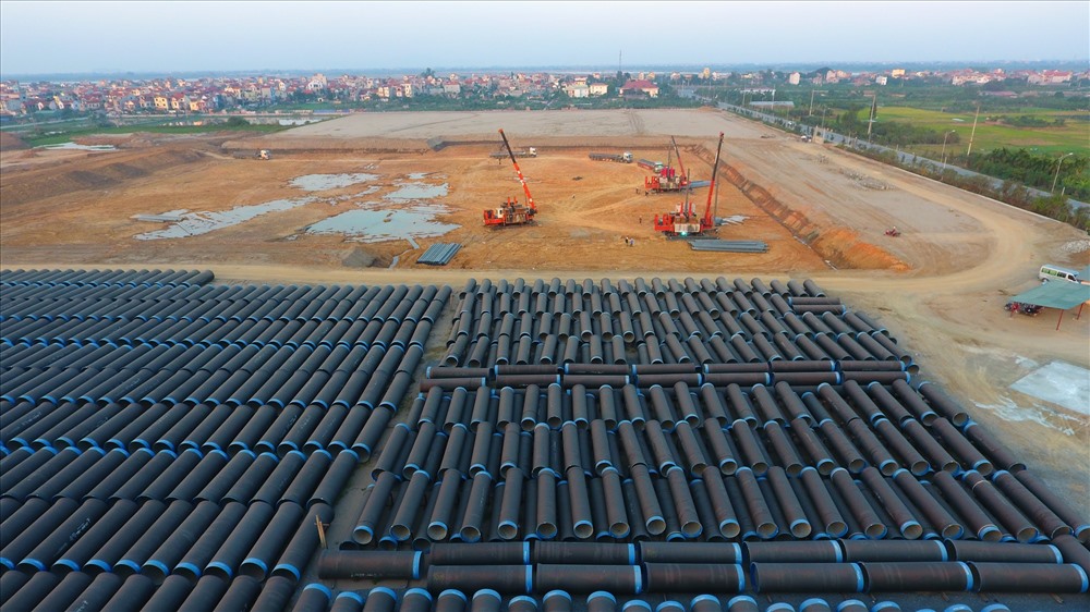 Mọi thứ vẫn khá ngổn ngang tại nơi xây dựng nhà máy nước mặt sông Hồng.