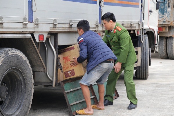 Các thùng thuốc lá được cất dấu tinh vi dưới gầm xe