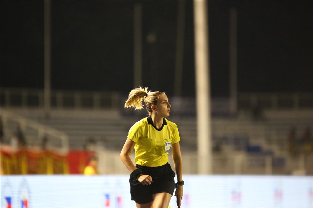 Được biết, Joanna hiện là trọng tài của FIFA. Trong trận Việt Nam - Thái Lan, cô làm nhiệm vụ điều khiển trận bóng cùng với các trọng tài khác người Nhật Bản. Ảnh: Hoài Thu