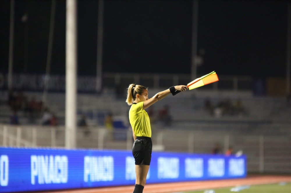 Joanna Charaktis cũng là người căng cờ báo viêt vị, không công nhận bàn thắng của tiền đạo Thái Lan Taneekarn Dangda vào lưới thủ thành Kim Thanh. Ảnh:: Hoài Thu