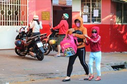 TP. HCM sáng sớm lạnh "tê người", trẻ em quấn chăn đi học