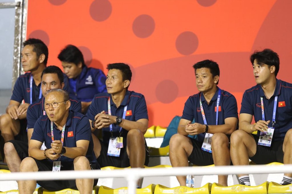 HLV Park Hang-seo cùng các trợ lí đến sân Rizal Memorial để cổ vũ cho đội tuyển nữ Việt Nam đá chung kết với Thái Lan. Ảnh: D.P