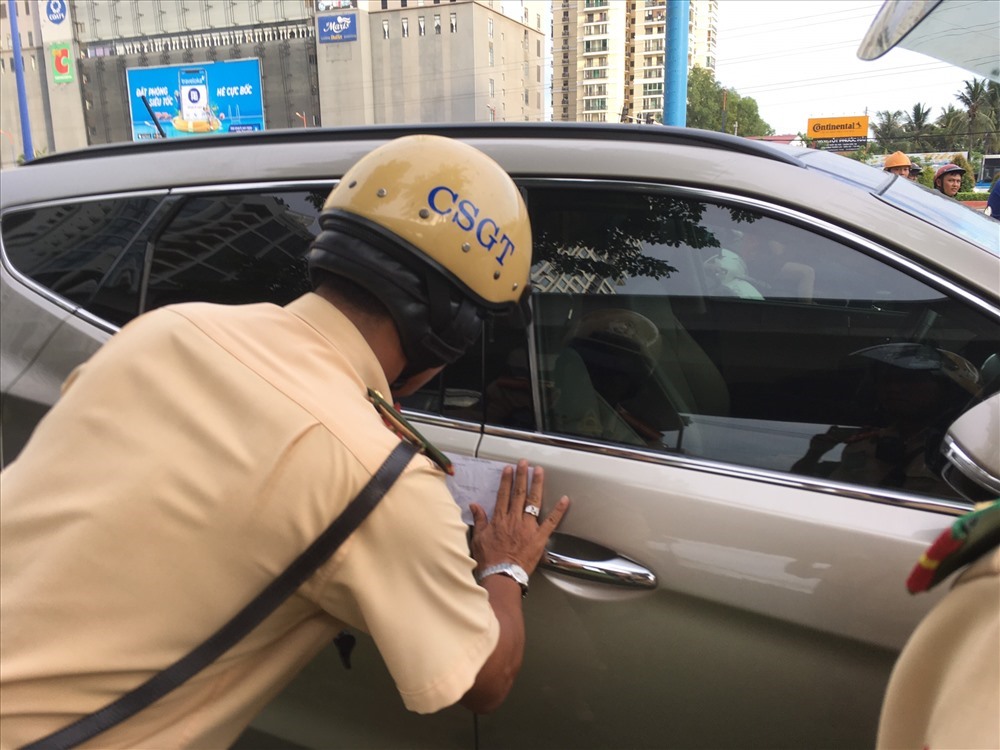 Xe vi phạm không hợp tác buộc CSGT niêm phong. Ảnh: Anh Tú