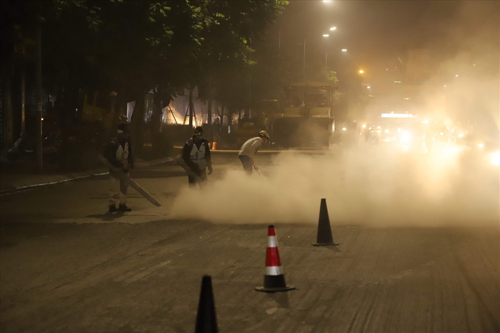 tại đoạn đường Nguyễn Trãi thuộc khu vực quận Thanh Xuân và Hà Đông (Hà Nội) đơn vị thi công không phun nước mặt đường chống bụi theo quy định, thậm chí dùng máy xịt bụi bay mù trời gây ô nhiễm môi trường nghiêm trọng.