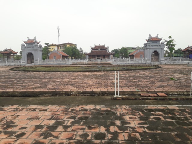 Sân gạch đã rêu phong