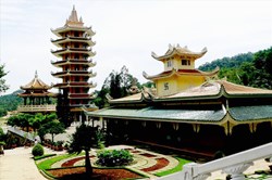 Đẹp lạ Chùa Lá - Nơi rũ bỏ bụi trần phố thị