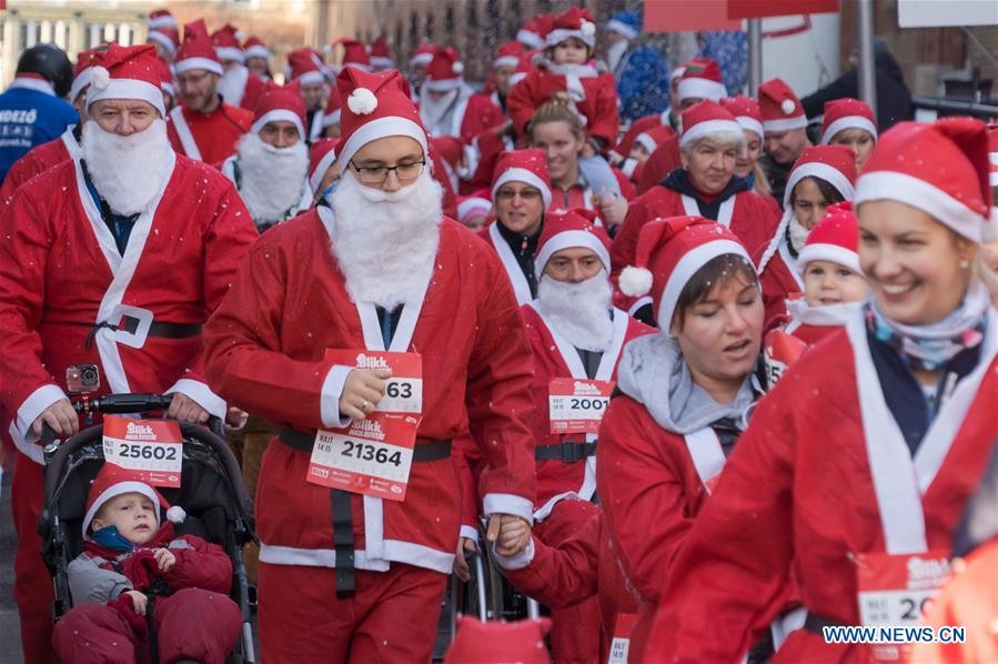 Mọi người mặc trang phục ông già Noel tham gia cuộc chạy Santa Claus ở Budapest, Hungary vào ngày 8.12. Ảnh: Attila Volgyi/Xinhua