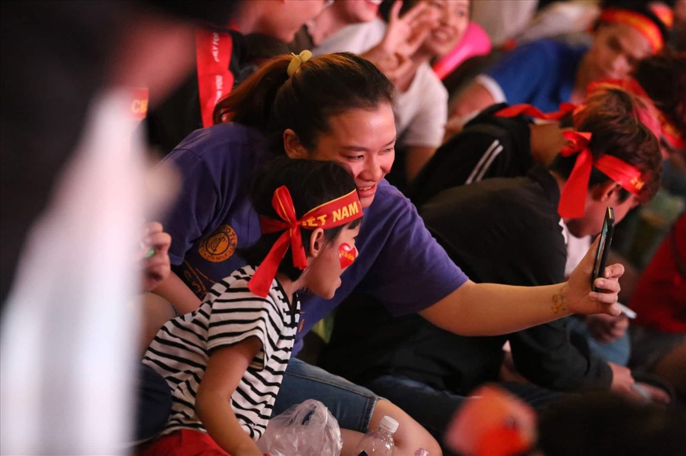 Không phân biệt tuổi tác, giới tính, hàng triệu trái tim cùng hướng về SEA games, tiếp lửa cho các tuyển thủ nước nhà.