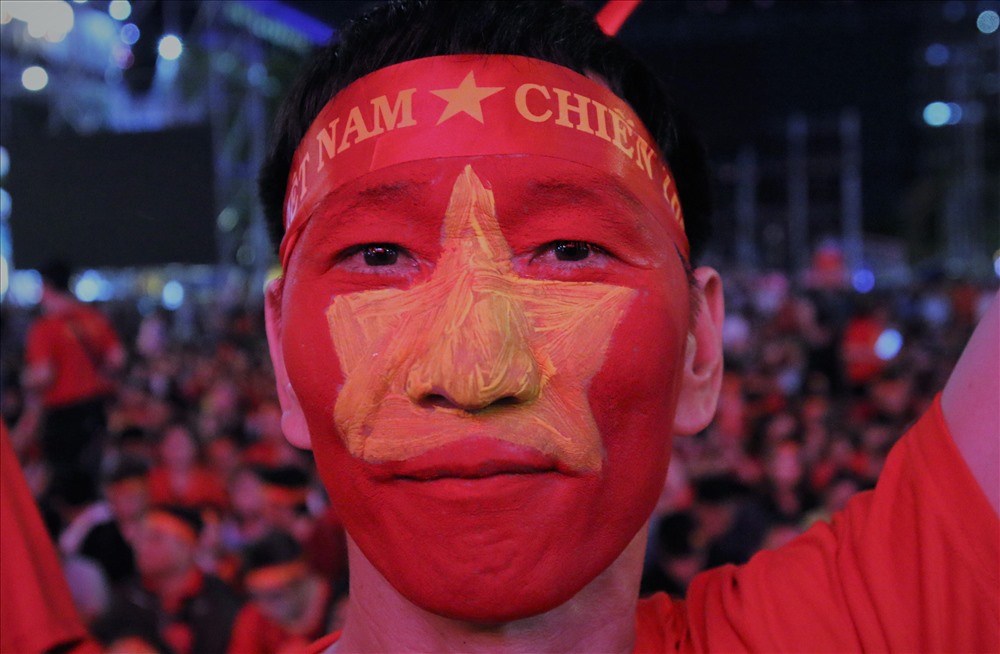 “Vị trí hiện tại tôi đang lo lắng nhất chính là thủ môn. Những trận đấu qua, các thủ môn của chúng ta đều để lại những sai sót không đáng đó. Chưa biết thầy Park sẽ cho Tiến Dũng hay Văn Toản ra sân nhưng hy vọng vị trí quan trọng này sẽ được một trong hai người đảm nhiệm tốt. Chúc cho tuyển Việt Nam thi đấu thật tốt. Cả dân tộc đang hướng về và cổ vũ cho các bạn. Việt Nam vô địch“.
