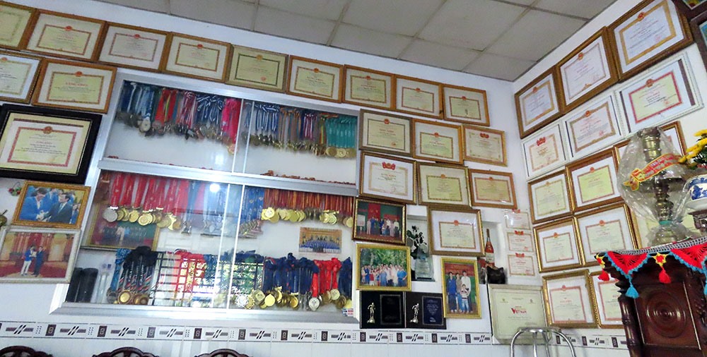 Căn phòng khách của gia đình Ánh Viên treo đầy bằng khen và huy chương của “tiểu tiên cá“. Ảnh: S.H