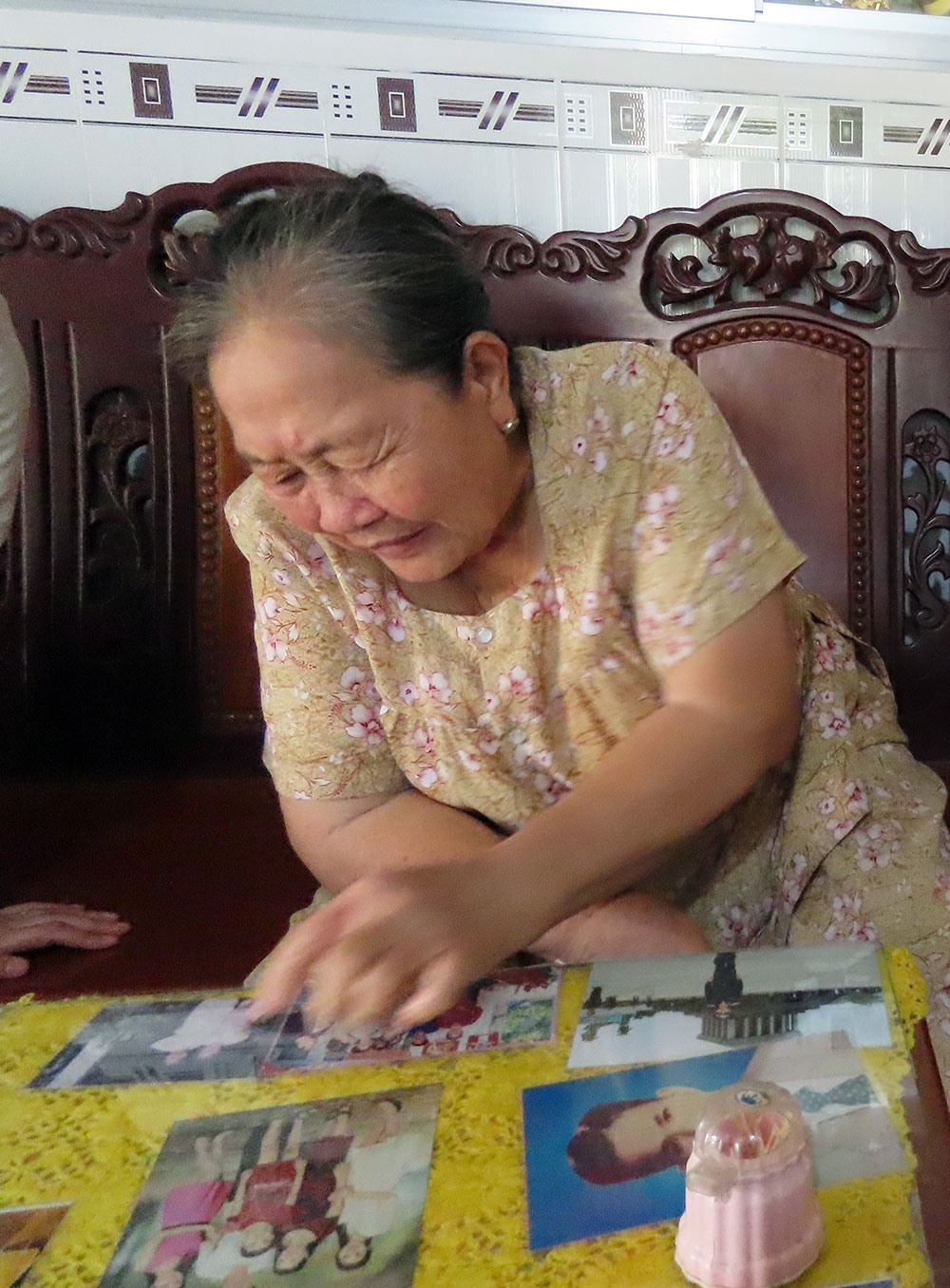 Bà Bảy xem lại ảnh và kể chuyện lúc còn bé của Ánh Viên. Ảnh: S.H